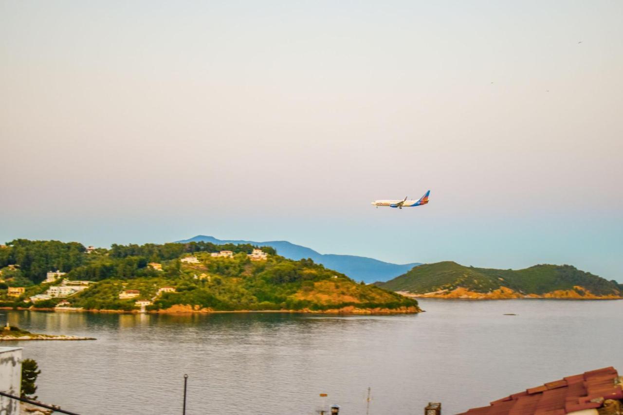 La Maison Plakes Rooftop Apt Skiathos Town Bagian luar foto