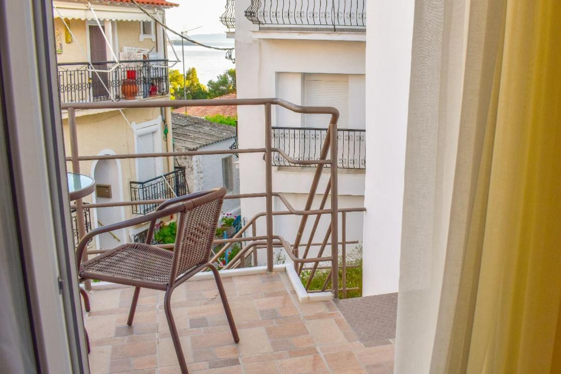 La Maison Plakes Rooftop Apt Skiathos Town Bagian luar foto